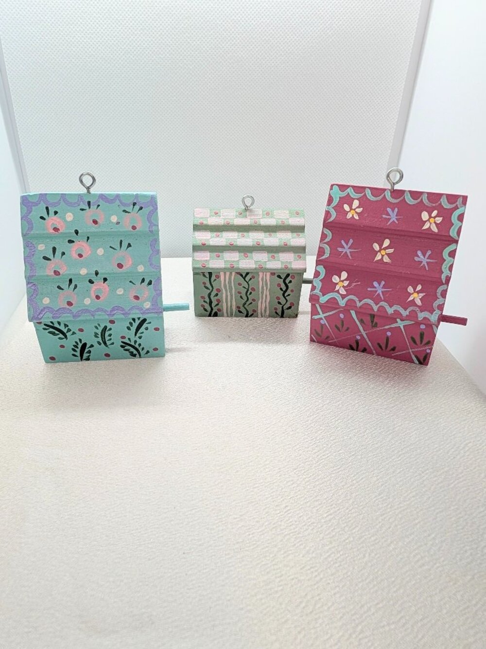 Decorative Displays -- 6 Hand Painted Birdhouses - Picture 14 of 15